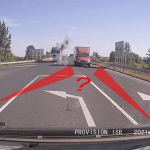 VIDEÓ: Ha már így elkezdte az előzést, akkor jobb volt rendhagyó módon befejezni