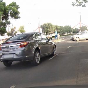 VIDEÓ: Óriásit hibázott a Renault sofőrje. Kikanyarodott az Insignia elé