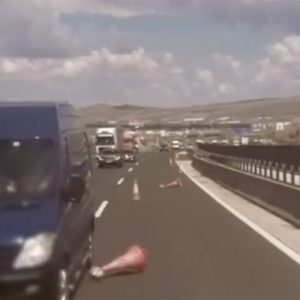 VIDEÓ: Végigtarolta a kisbusz a terelést. A sebességkorlátozást szinte senki nem tartotta be