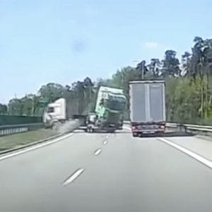 VIDEÓ: Hatalmas balesetet rögzített a fedélzeti kamera. Előzés közben, vontatás miatt irányíthatatlanná vált a Scania