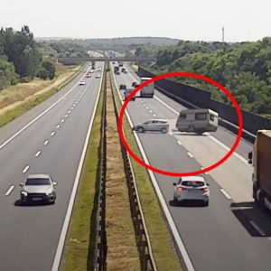 Videón, ahogy rommá törnek egy lakókocsit az M3-ason