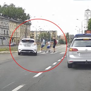 VIDEÓ: Ez az ámokfutó a gyalogosok közé hajtott volna, ha nincs az ABS