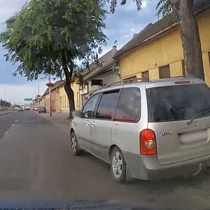 VIDEÓ: A parkolón keresztül előzött, de kellett neki a járda is. Centiken múlt az oszlopra csavarodás
