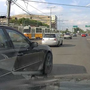 VIDEÓ: Nyomta ő a gázt, de egyszerűbb volt letolni a másikat. Talán a ménes már szétszaladt