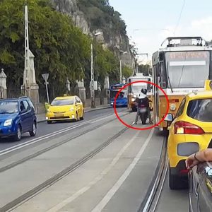 VIDEÓ: Addig nyomult a motoros a dugóban, amíg a villamosok kutyaszorítójába került a Gellért rakparton