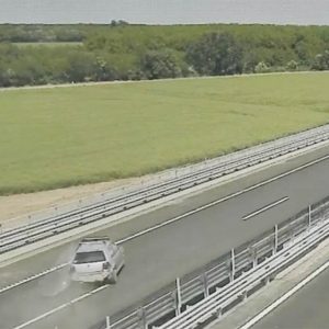 VIDEÓ: Így történt a baleset a forgalommal szemben hajtó autós miatt az M85-ösön