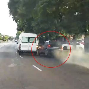 Videón, ahogy a Renault a padkának csapódik, mert a furgonos hirtelen sávot vált előtte