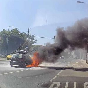VIDEÓ: Hatalmas lángokkal égett ki a Szentendrei úton egy Golf, ma délelőtt