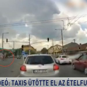 VIDEÓ: Egy taxis gázolta el az ételfutárt, aki a piroson mehetett át