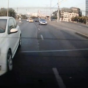 VIDEÓ: Így lehet 3 autót összetörni egy pillanat alatt. Neki majdnem sikerült…