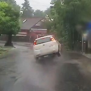 VIDEÓ: Szinte a levegőbe repült Gödöllőn az autó, amikor egy csatornafedélre hajtott