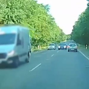 VIDEÓ: Látnia kellett, hogy jönnek szemből