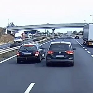 VIDEÓ: A közúti veszélyeztetés mesterei. Adok-kapok az M1-esen