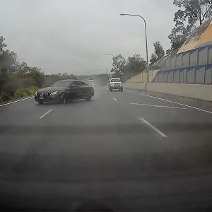 VIDEÓ: Addig próbálgatta a mercit az esős úton, amíg csúnya vége lett