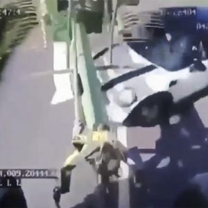 VIDEÓ: „Bedarálta” a Minit a munkagép. Ismét a türelmetlenség okozott balesetet
