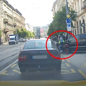 VIDEÓ: Nagy sebességgel csapódott az autónak a motoros a Vámház körúton
