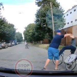 VIDEÓ: Elképesztően tapló, amit a biciklissel tett az ingerült sofőr