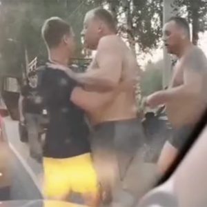 VIDEÓ: Blokkolták előtte az utat. Kiszállt, de valószínűleg megbánta