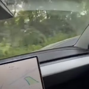 VIDEÓ: Megint azt hitte valaki, hogy önvezető a Tesla, ami megmutatta, hogy nem az