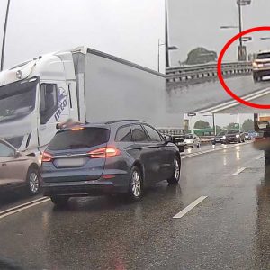 Videón, ahogy frontálisan ütközik, egy feltehetőleg rosszul lett autós egy kamionnal Vecsésen