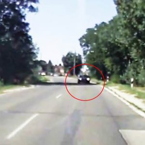 VIDEÓ: Lehet, hogy a telefonját nyomkodta?!
