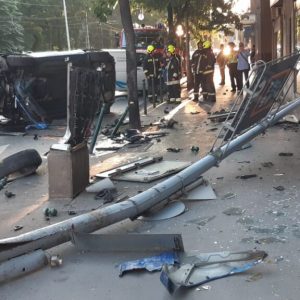 FOTÓK: Porschéval tört-zúzott egy nő a 2. kerületben – Úgy tudni, ittas volt