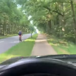 VIDEÓ: Ha a bringás mehet az úton, akkor én is mehetek a bringaúton… gondolta az autós és meg is tette