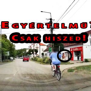 VIDEÓ: Irányt jelzett a biciklis. Szerencsére nem vette komolyan a kamerás autó sofőrje
