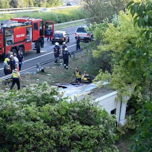 M7-es buszbaleset: Nyolcan meghaltak, 8-an súlyosan és 40-en könnyebben megsérültek