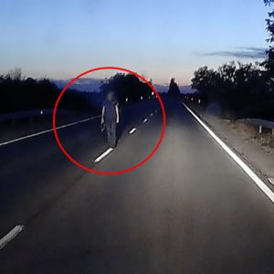 VIDEÓ: Mint egy szellem, úgy viselkedett a gyalogos a felezővonalon