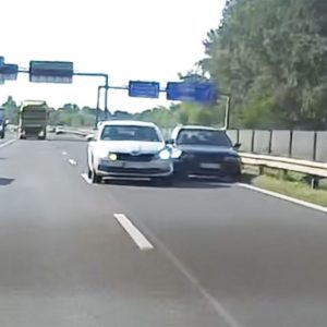 VIDEÓ: Nem tartott jobbra a skodás. A BMW-s, akár a szalagkorlátra is felmászott volna