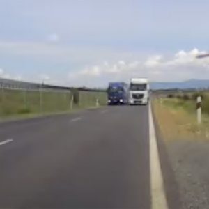 VIDEÓ: Meneküljön, ki merre lát. Jön…