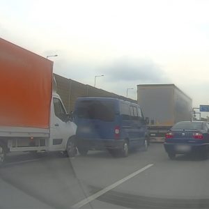 VIDEÓ: Fékezés nélkül gurult az álló furgonba a kisteherautó az M0-áson