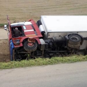 Árokba borult kamionban lakik Borsodban a bajba került lengyel sofőr