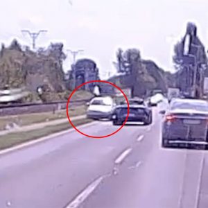 VIDEÓ: Kénytelen volt letérni az útról a Mustang elől a szemből érkező autós