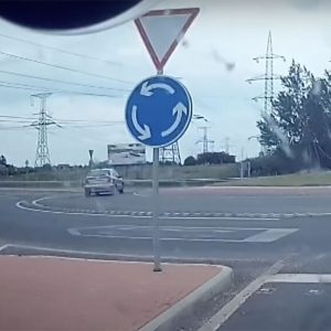 VIDEÓ: A betonpuklik ellenére el tudta rontani a körforgalomba történő behajtást