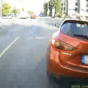 VIDEÓ: Ez van, ha kapkodsz és busz elé vágva fékezel :(