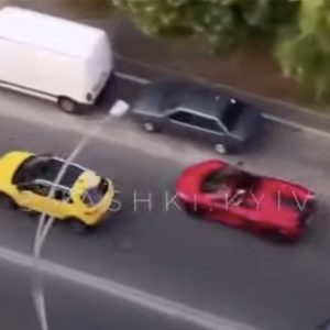 VIDEÓ: Megbánta a McLaren sofőrje, hogy furakodni próbált