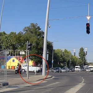 VIDEÓ: Sokkot kaphatott a piroson áthajtó opeles a Soroksári úton