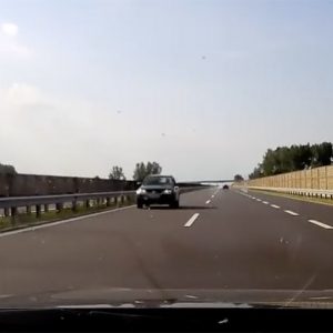 VIDEÓ: Egyszerűen visszavillogott az M4-esen forgalommal szemben közlekedő autós