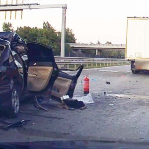 Lesújtó videó: Ez maradt a tegnapi, kamionba rohanó autóból
