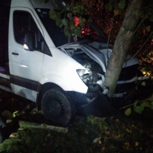 Harmincegy emberrel hajtott fának egy furgon Abdánál