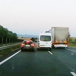 VIDEÓ: Elege lett a furgonosnak. Megbüntette az M1-esen előtte haladót
