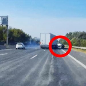 Videón, ahogy maga elé forgat egy autót a kamion az M0-áson