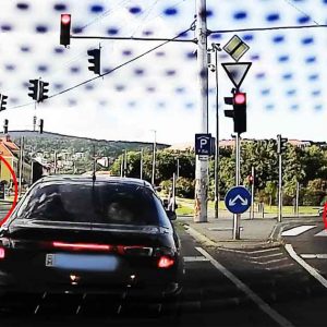 VIDEÓ: Gyalogosok felé száguldott a kiszakadt kerék Pécsen