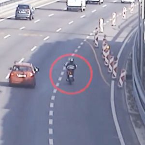 VIDEÓ: Azt hitte besorolt, majd jött a hatalmas esés az M0-áson :(