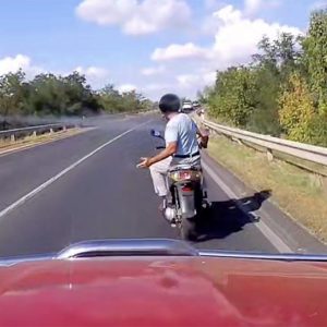 VIDEÓ: Robogóval, szembe forgalomnál előz, majd padkára kényszerít és büntetőzve magyaráz