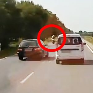 VIDEÓ: A szemből jövő motoros rendőr sem zavarta az ámokfutó sofőrt