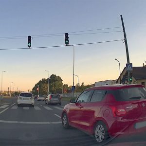 VIDEÓ: Olyat vállalt a suzukis, hogy még a betonterelő is megijedt Miskolcon
