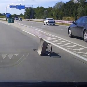 VIDEÓ: Talicska esett le egy utánfutóról az M0-áson